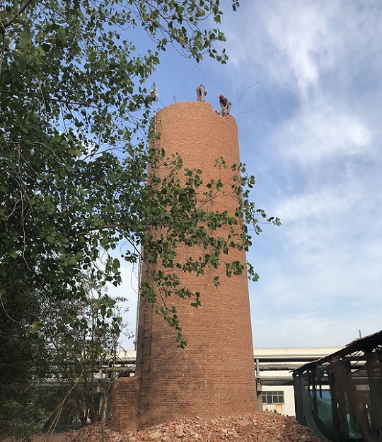 煙囪拆除為什么要找專業(yè)拆除公司？