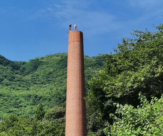 煙囪人工拆除施工對(duì)現(xiàn)場(chǎng)環(huán)境有哪些管理要求？