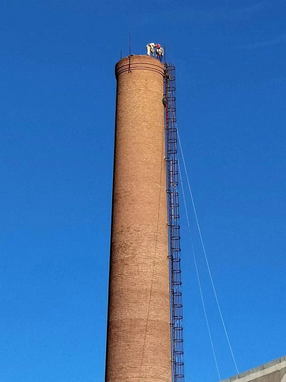 煙囪拆除公司在高溫天氣如何保證拆除安全？