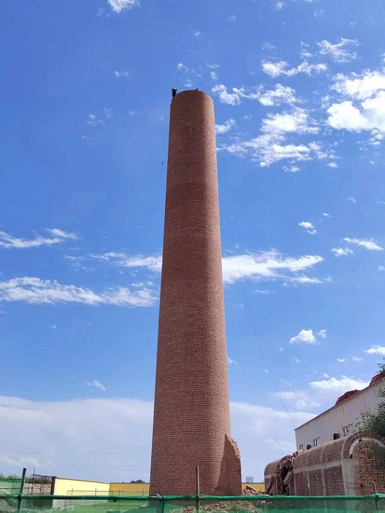 西寧拆除煙囪公司對現(xiàn)場進(jìn)行安全防護(hù)，確保無安全隱患