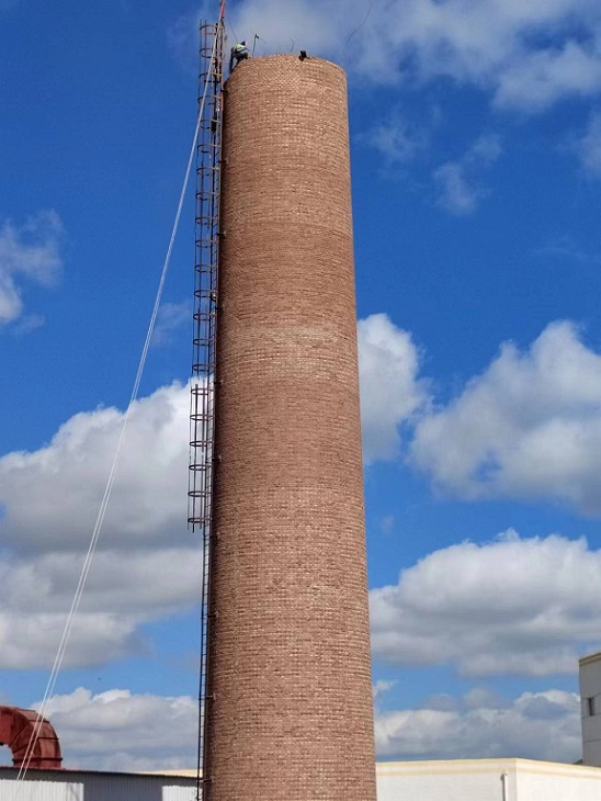 煙囪拆除公司專業(yè)環(huán)保，為您創(chuàng)造更美好的生活環(huán)境