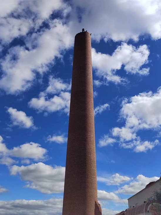 煙囪拆除公司：評(píng)估施工風(fēng)險(xiǎn)，制定實(shí)施方案