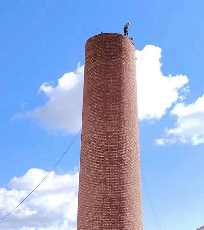 湖南廢棄煙囪拆除：選對團(tuán)隊=給安全上雙保險！